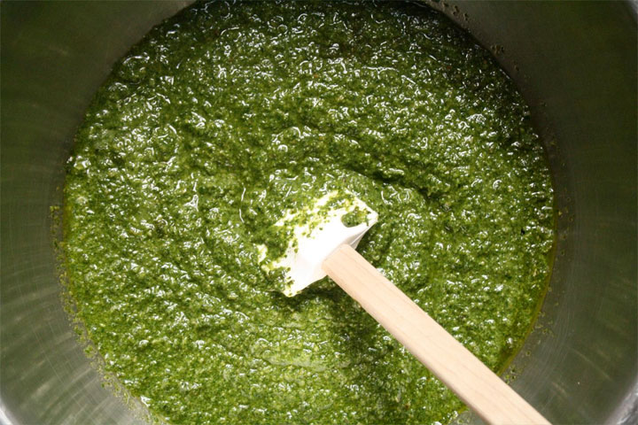 Traditional thickeners in pesto