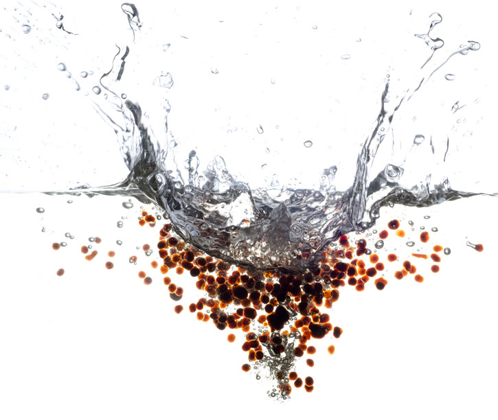 Balsamic Vinegar Pearls splash - cold oil spherification technique