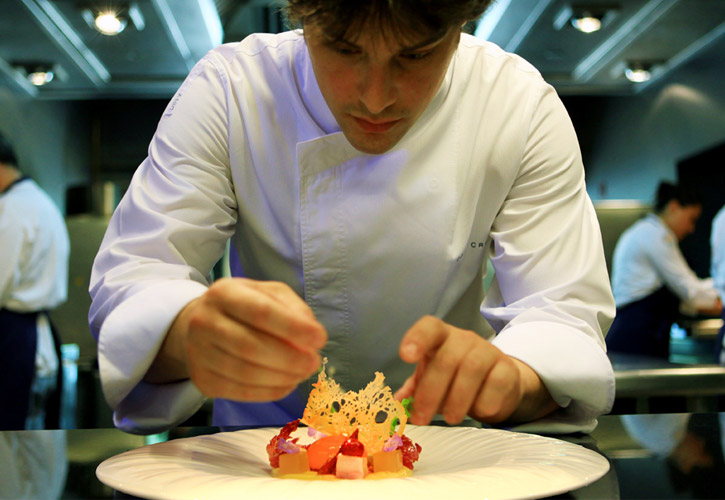 Chef Jordi Cruz plating