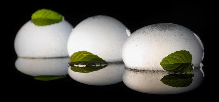 Gel with sphere form and liquid inside: mojito spheres